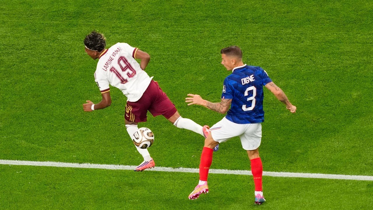 PSG Resmi Pulangkan Lucas Digne dari Aston Villa